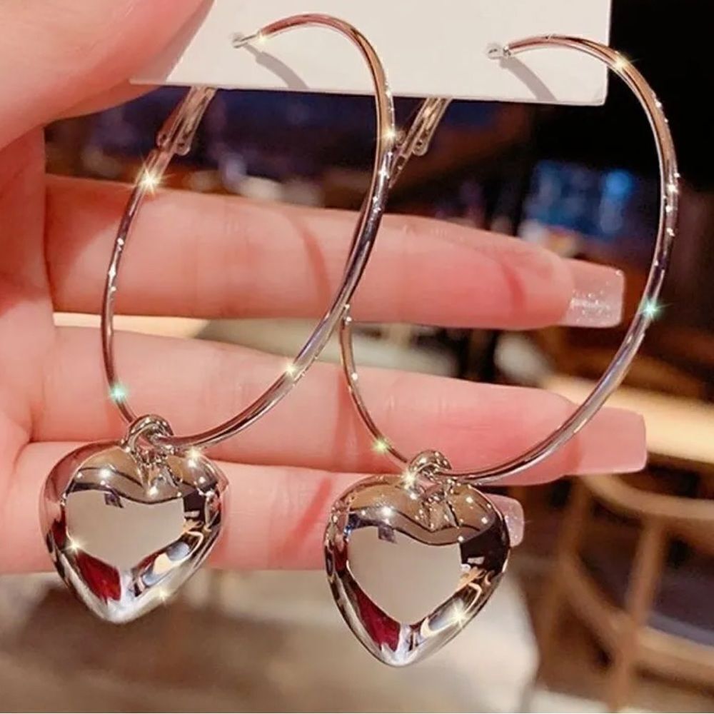Simple heart loop earrings. Really cute - Picture 3 of 4